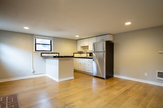 Foto del edificio - Adorable & Cozy NW 1 Bdr w/Fireplace + Hardwoods!