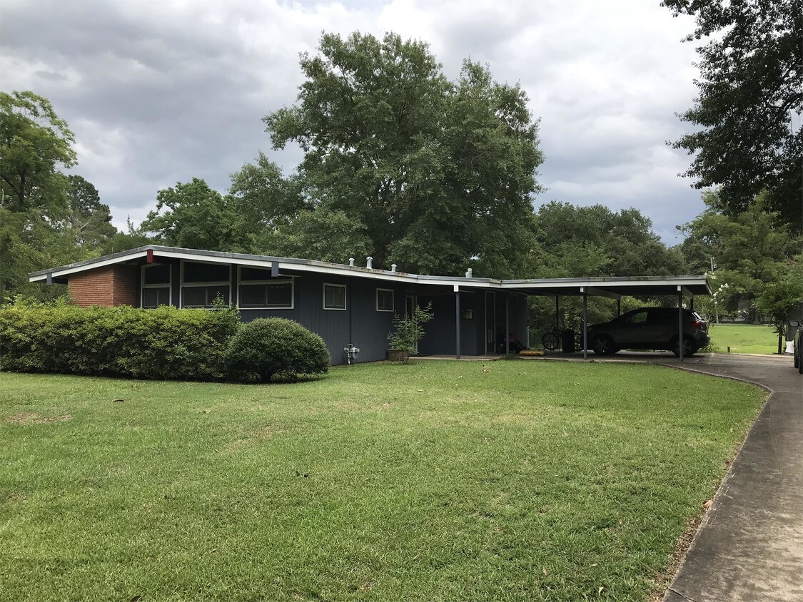 Primary Photo - 3014 Lakeshore Dr