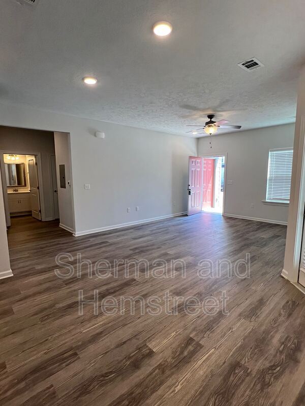 Building Photo - 2028 Lotus Dr