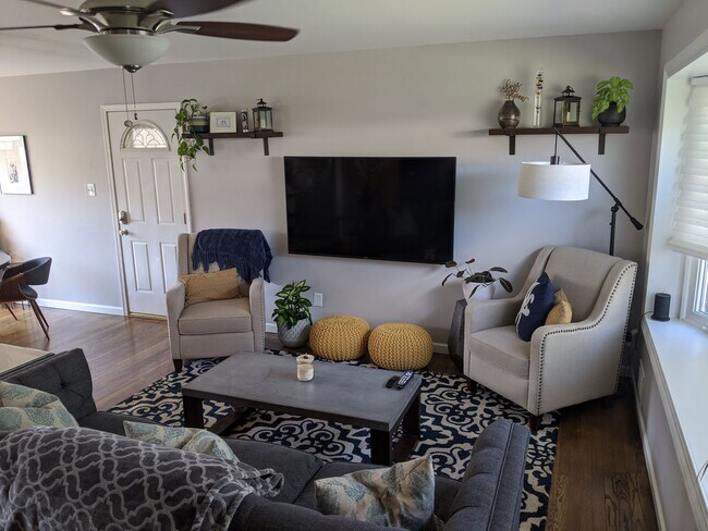 Sala de estar en la planta superior con un gran ventanal. - 4201 Collier Rd