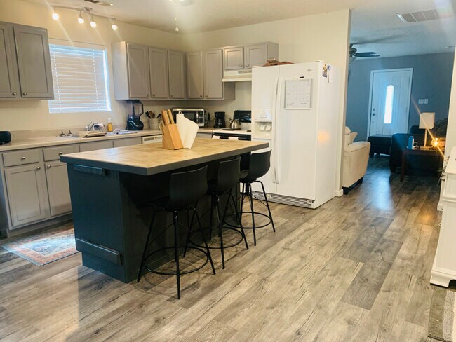 Building Photo - 840 Hope St