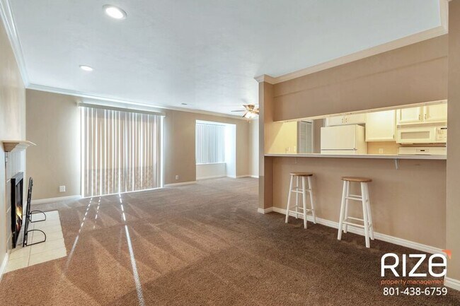 Building Photo - 875 E Arrowhead Ln