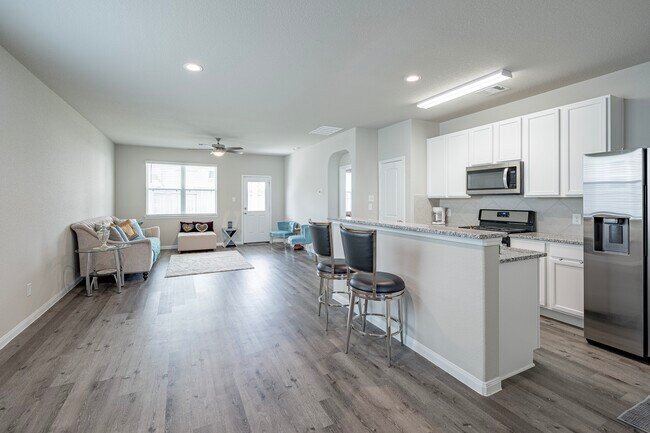 Foto del edificio - 4923 Blue Jacaranda Wy