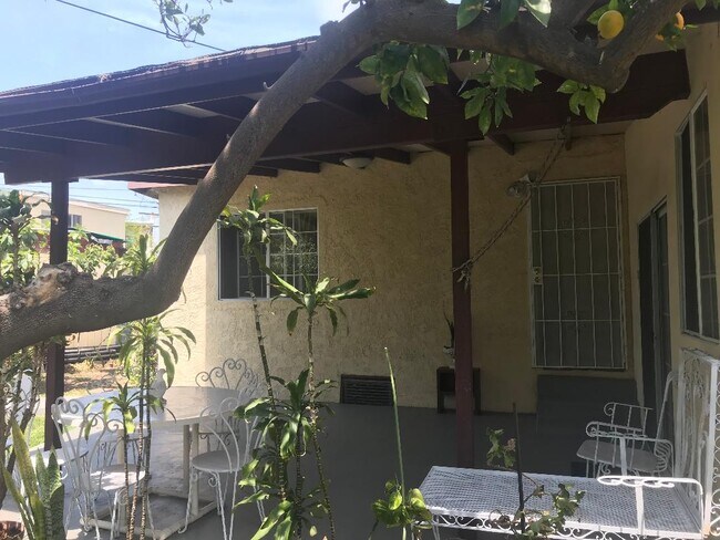 patio - 11907 Brookhaven Ave