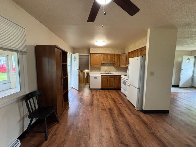 Building Photo - Spacious 3-Bed, 2-Bath Home with Garage, 3...
