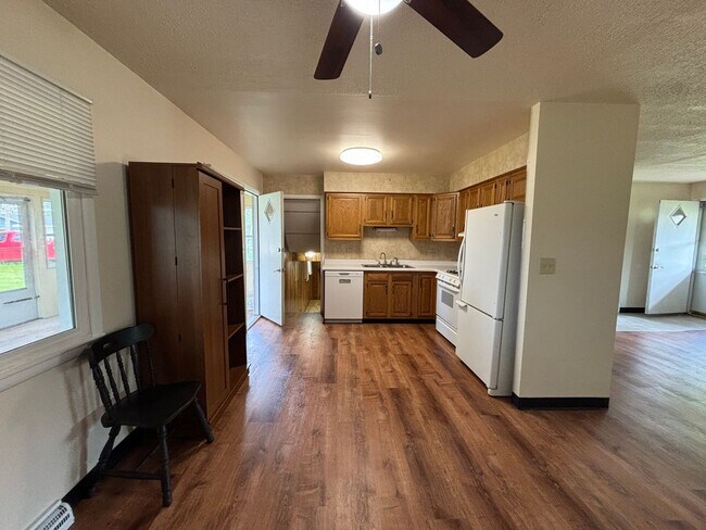Foto del edificio - Spacious 3-Bed, 2-Bath Home with Garage, 3...