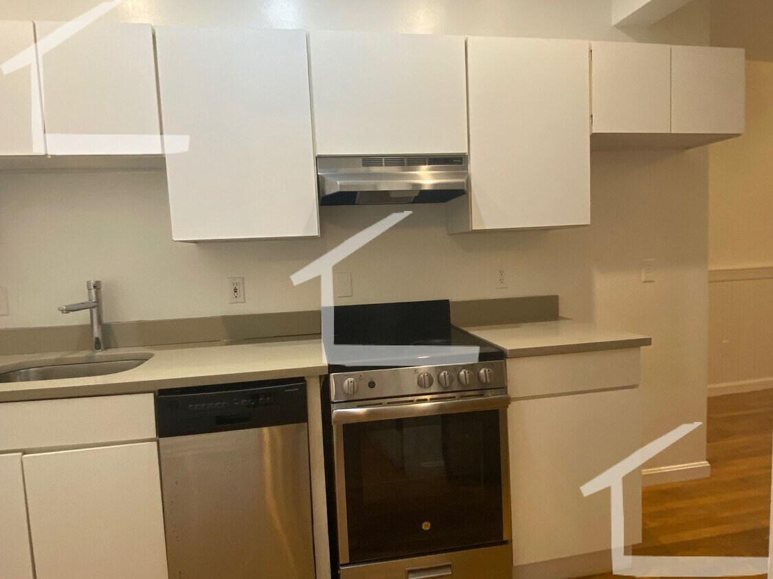Foto principal - Large, sunny, pet friendly updated 3 bed u...
