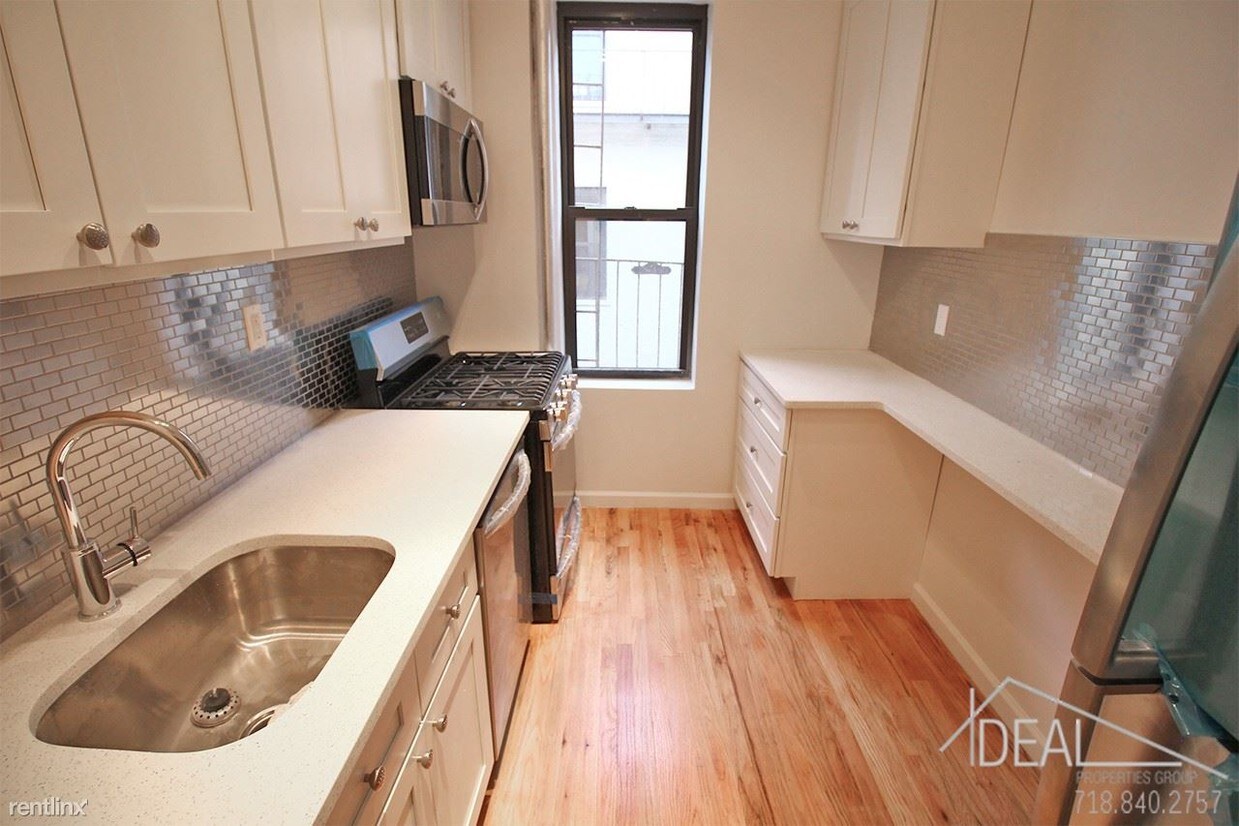 Primary Photo - 450 Saint Johns Pl