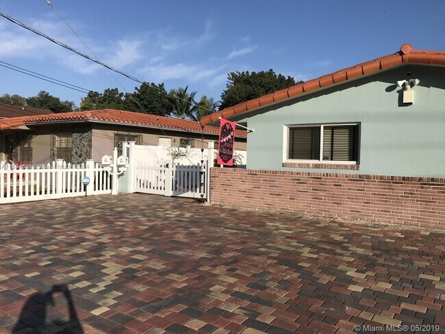 Foto del edificio - 5335 NW 3rd St