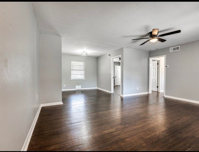 Photo - 411 W Douglas Dr House