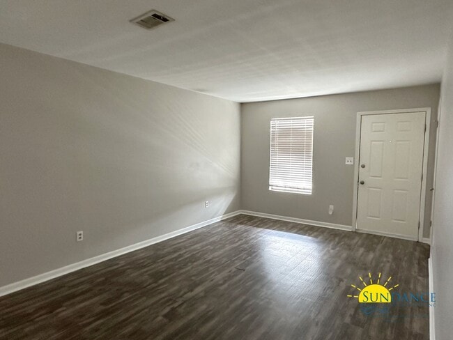 Building Photo - 3250 Redwood Ln