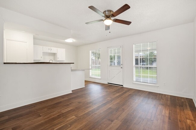 Foto del edificio - Irving 3-bed 2-bath with Corner Lot Big Yard