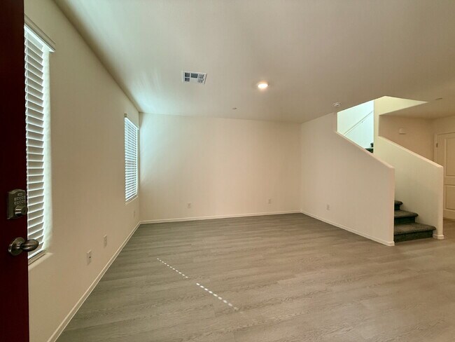 Foto del edificio - 3 BED 2.5 BATH 2 CAR GARAGE TOWNHOUSE W/ LOFT FOR RENT!!!