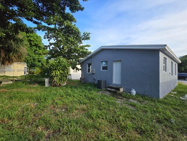 Building Photo - 719 21st St