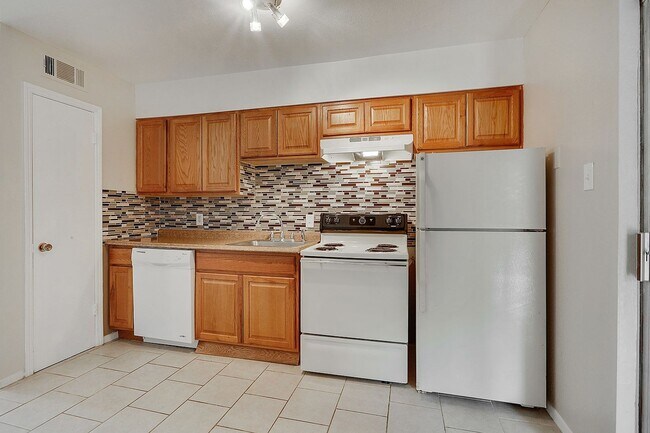 Building Photo - Nicely Renovated 1Bd in Metairie Off W. Na...
