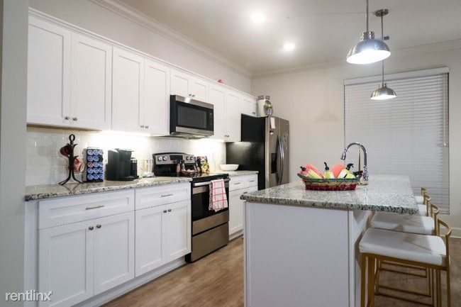 Building Photo - 3 br, 3.5 bath Apartment - 401 University Dr.