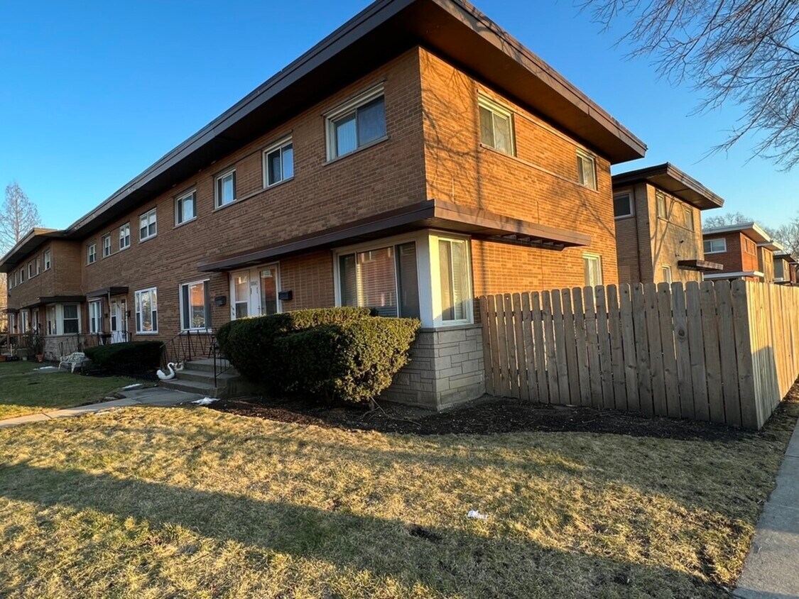 10043 Frontage Rd, Skokie, IL 60077 Townhome Rentals in Skokie IL