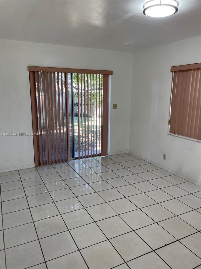 Foto del edificio - 2347 NW 28th St