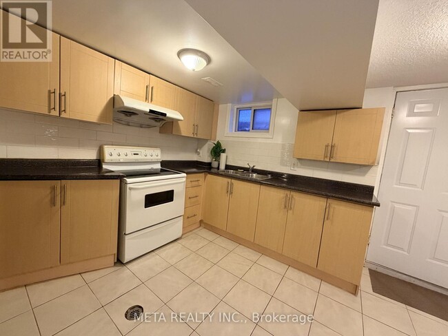 Building Photo - 313 Rossland Rd W