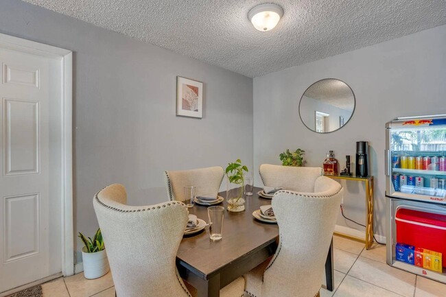 Dining Area - Clear Lake Palms