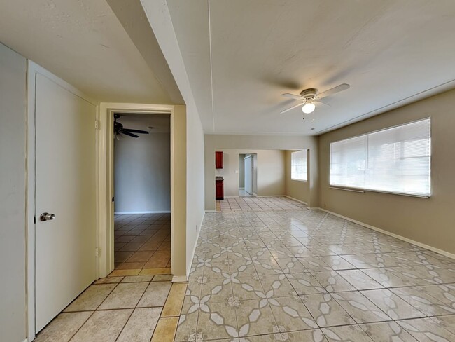Building Photo - 4534 W Mitchell Dr