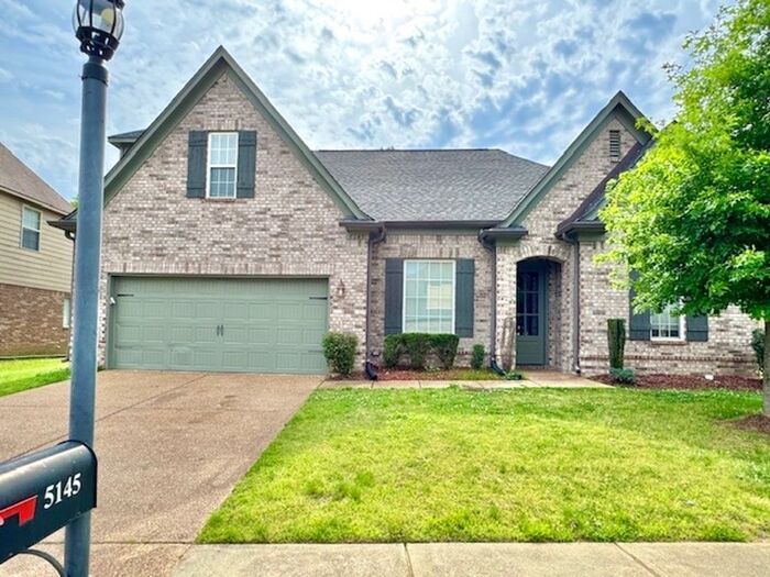 Foto principal - Spacious 4 Bedroom 3 Bath Home In Southeast