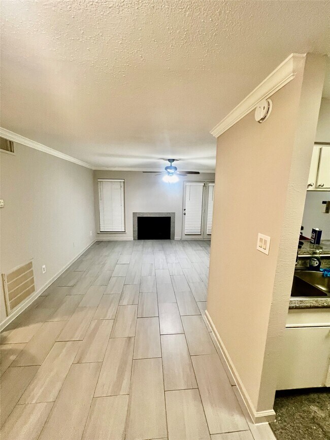 Building Photo - 3300 Pebblebrook Dr