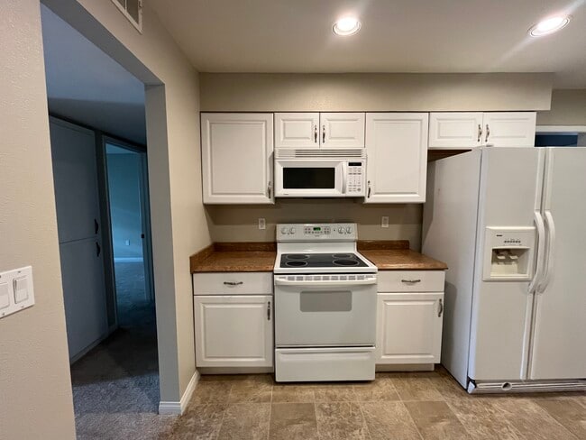 Building Photo - 25981 Coombe Hill Dr