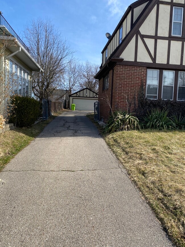 Building Photo - 74 E Iroquois Rd