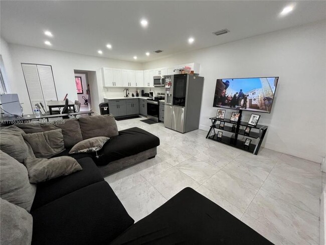Building Photo - 2 bedroom in Miami FL 33150