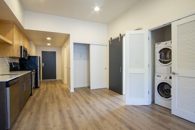 Foto del edificio - SUMMER SPECIAL: Top Floor Modern 2 Bdr w/ W&D + AC!