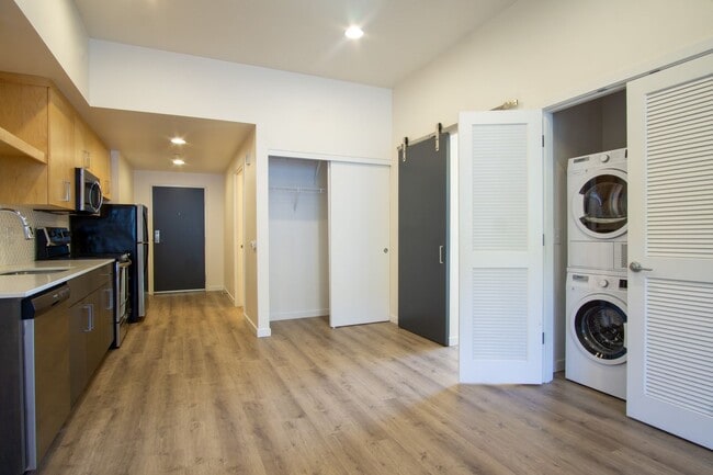 Building Photo - SUMMER SPECIAL: Top Floor Modern 2 Bdr w/ W&D + AC!