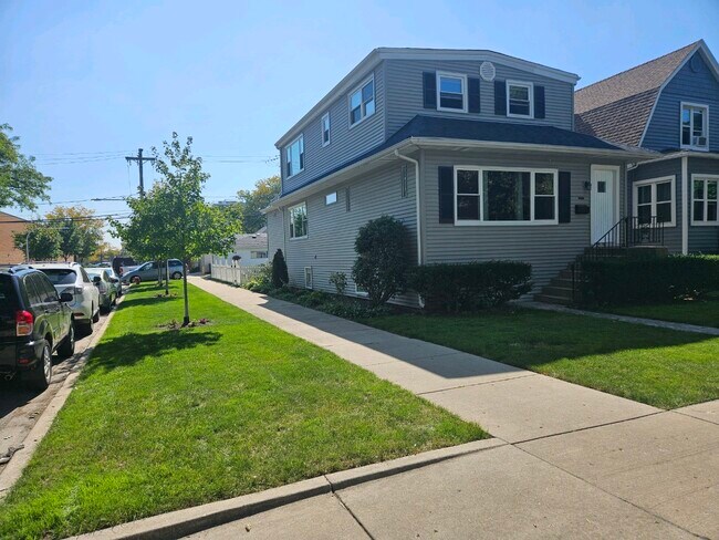 Building Photo - fully renovated 2 bed 1 bath garden unit t...