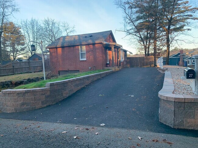 Building Photo - 27 Hillcrest Dr