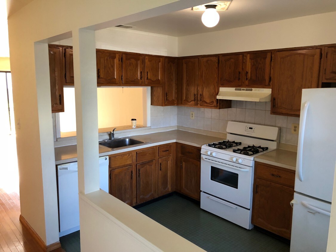 2006 Woodbridge Commons Way, Woodbridge Township, NJ 08830 Condo for