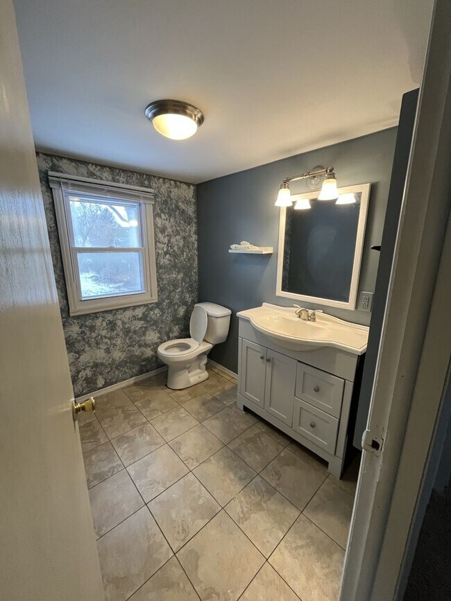 Foto del edificio - 3 Bedroom Single Family Home for Rent in Mattydale, NY