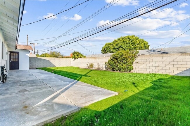 Building Photo - 15542 Mayflower Ln