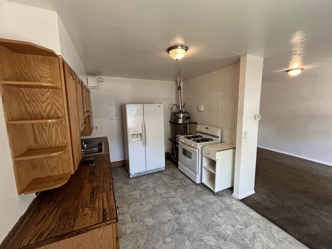 Building Photo - Spacious Apartment in Midvale!