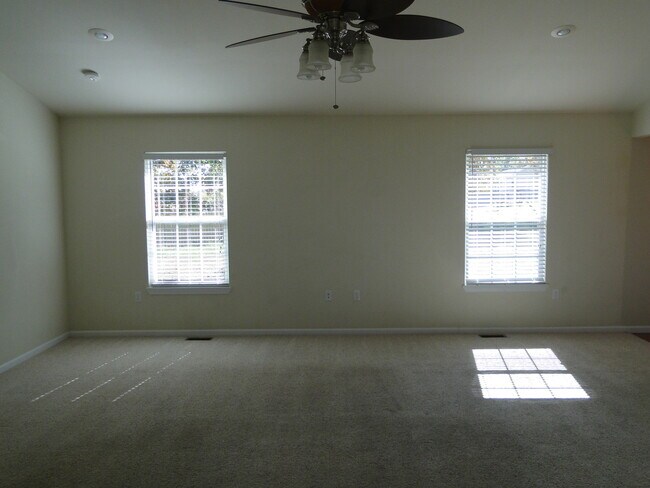 Foto del edificio - Hardwood Flooring