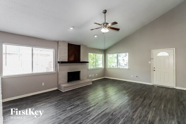 Foto del edificio - 13830 Walnut Hollow Ln