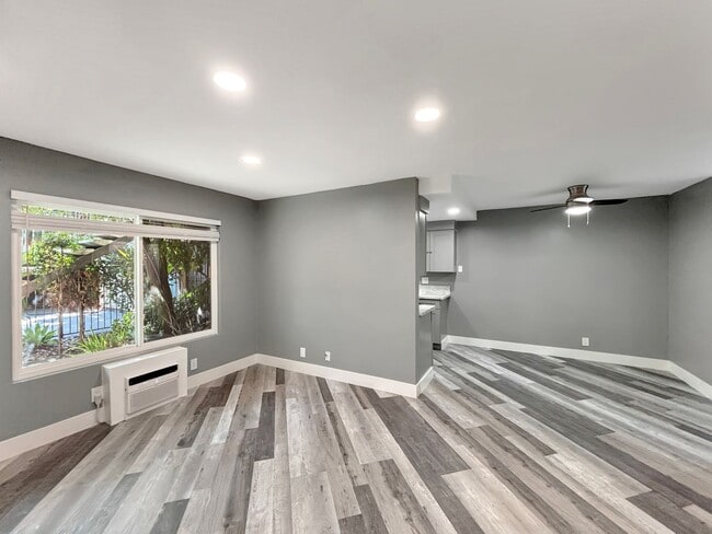 Building Photo - Charming 1BD/1BA Condo in Lakeside W/ Rese...