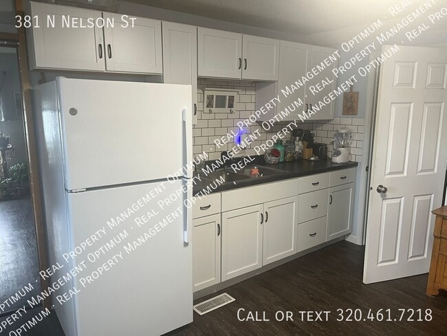 Building Photo - 381 Nelson St N