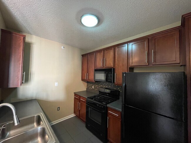Building Photo - 2566 Ellis Ave