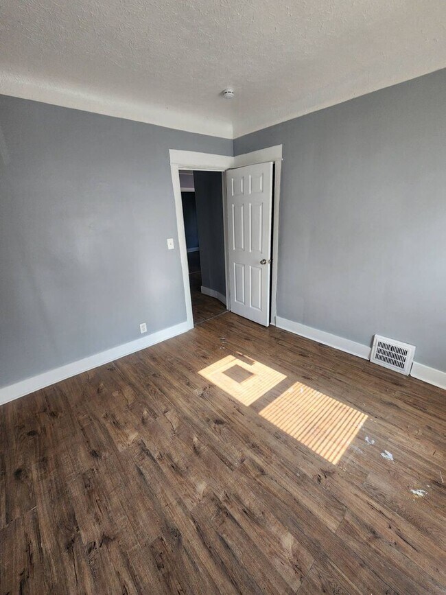 Foto del edificio - Charming 4-Bedroom Property in Prime Location