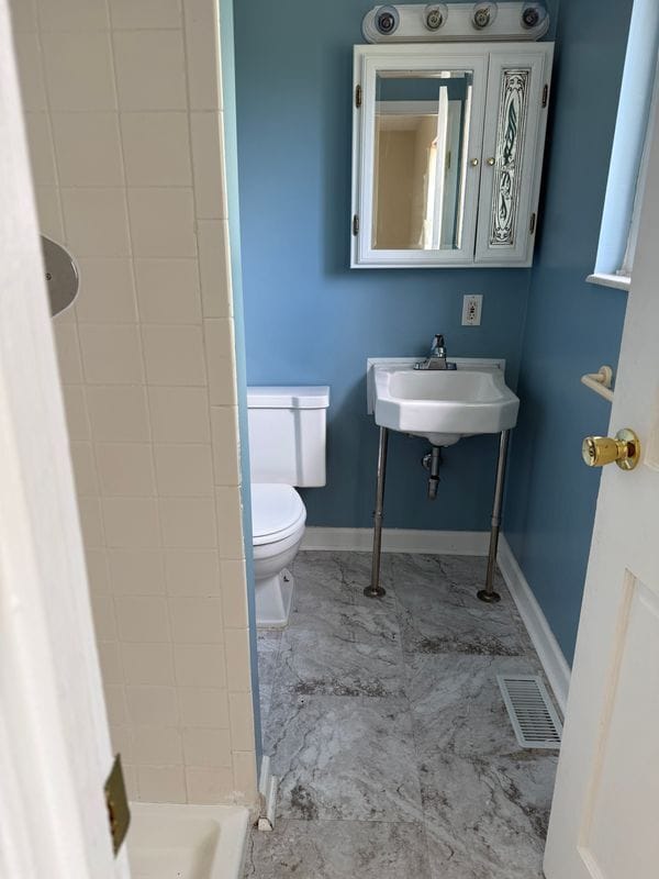 Building Photo - 9358 Bluegate Dr