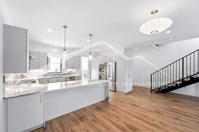 Foto del edificio - Modern Townhome with Central AC and 2 Car ...