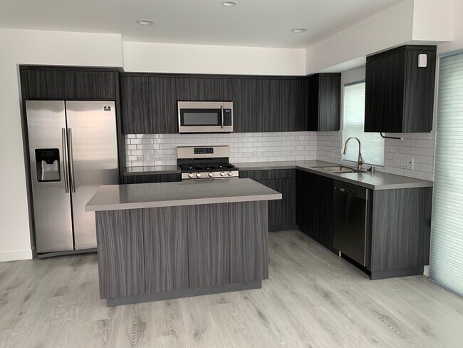 High end complete kitchen with island - 24232 Burbank Blvd