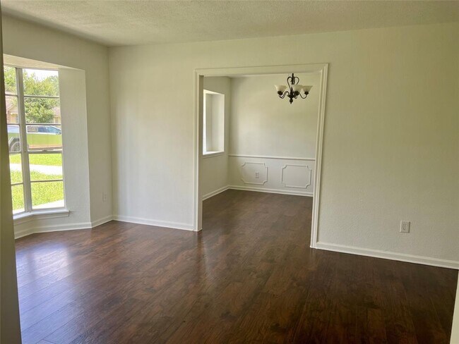 Building Photo - 13935 Oakwood Ln