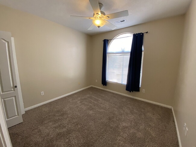 Building Photo - Welcome Home! Lovely 3 bed 2 bath home.
