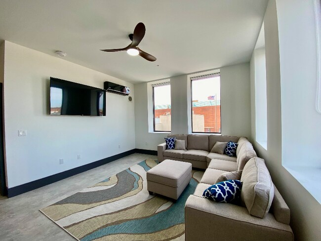 Foto del edificio - 116 E Randolph Ave